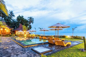 2 outdoor pools, open 8:00 AM to 9:00 PM, sun loungers - Dani Beach Villa Penuktukan (Tejakula)