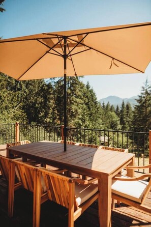 Outdoor dining - Olympic View Haven (Sequim)