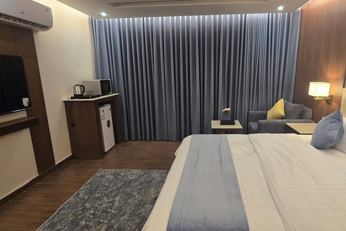 Monolocale Deluxe, vista città | 1 camera, una cassaforte in camera, ferro/asse da stiro, Wi-Fi gratuito