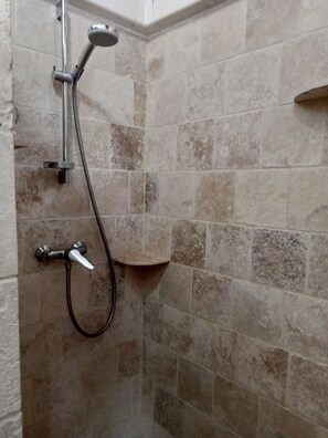 Regadera, secadora de cabello, toallas, papel de baño