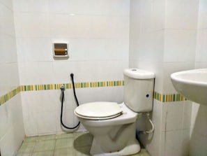 Quarto casal luxo | Banheiro | Chuveiro, bidê, toalhas de banho, sabonete