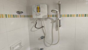 Deluxe Double Room | Bathroom - Capital O 91155 Suria Urban Escape (Taiping)