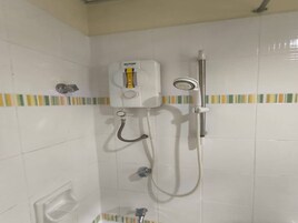Deluxe Double Room | Bilik Mandi | Pancuran mandi, bidet, tuala disediakan, sabun 