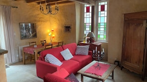 Smart TV, fireplace