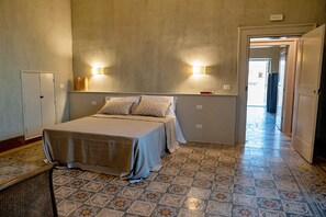 2 habitaciones, tabla de planchar con plancha y cuna de viaje 