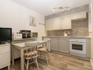 Cookware/dishes/utensils - The Cottage at Rocklands Farm (Ross-on-Wye)