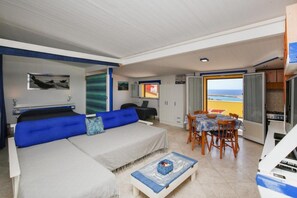 House, 5 Bedrooms, Smoking, Balcony | Living room