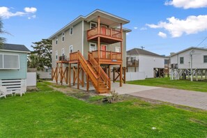 Exterior - 5 BR Dog Friendly Home- Slps 12- Steps from sand (North Myrtle Beach)