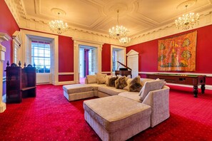 House | Living room - Finest Retreats is Delighted to Offer a Spacious and Character-filled Apartment (Doncaster)