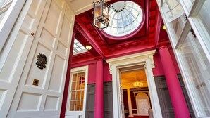 House | Living room - Finest Retreats is Delighted to Offer a Spacious and Character-filled Apartment (Doncaster)
