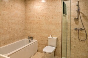 Cottage | Bathroom | Bathtub - Barn in Cotswolds With Hot Tub & Scenic Views (Cheltenham)