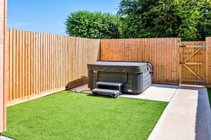 Cottage | Garden - Barn in Cotswolds With Hot Tub & Scenic Views (Cheltenham)