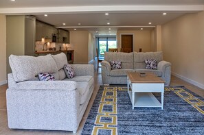 Cottage | Living room - Barn in Cotswolds With Hot Tub & Scenic Views (Cheltenham)