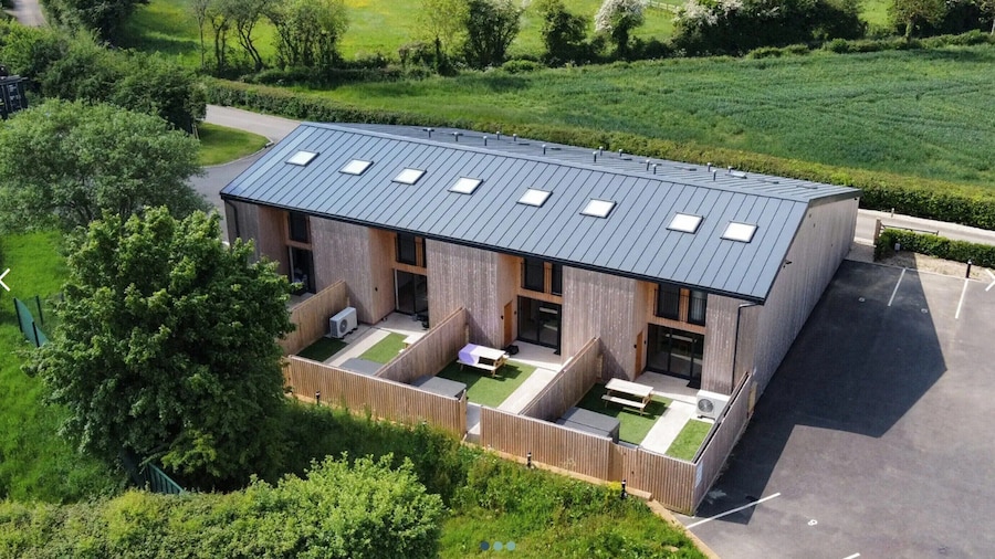 Barn in Cotswolds With Hot Tub & Scenic Views