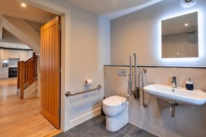 Cottage | Bathroom - Cottage in England Forest With Private Garden (Stratford-upon-Avon)