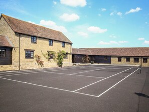 Cottage | Sports court - Luxury Retreat in UK With Pool & Tennis Court (Craven Arms)