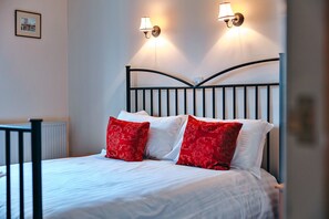 Cottage | 6 bedrooms, iron/ironing board - Luxury Retreat in UK With Pool & Tennis Court (Craven Arms)