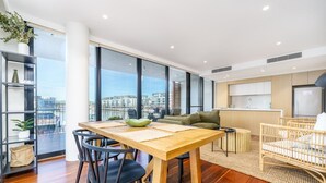 Dining - Vibrant Stay with Lakeside Charm in Kingston (Kingston)
