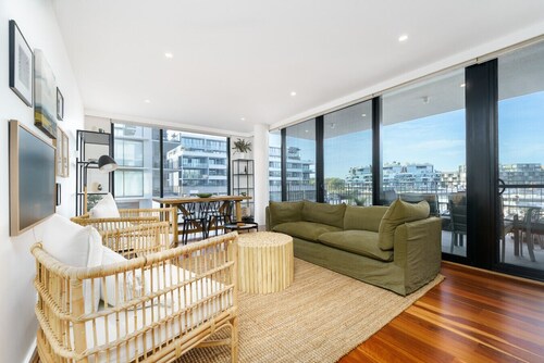 Vibrant Stay with Lakeside Charm in Kingston