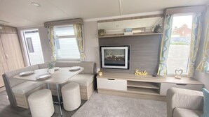 Cabin | Dining - 15 Willow Wynd Thurston Manor (Dunbar)