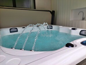 Indoor spa tub - Cottage in Dartmoor With Private Hot Tub (Newton Abbot)