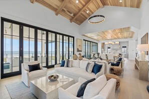 تلفزيون، مدفأة، ستيريو، مكتب