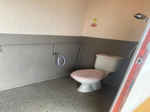 Kamar Keluarga | Kamar mandi | Shower, pengering rambut, kloset, dan handuk
