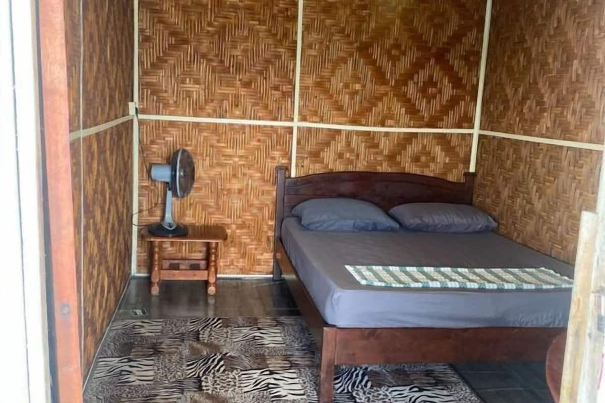 Desk, WiFi (free), bed sheets