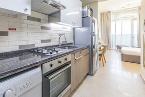 Apartment, Balcony, City View | Private kitchen | Electric kettle
