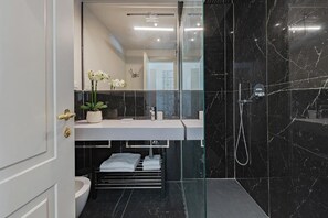 Shower, hair dryer, towels, soap - Prime Riverside Living in Florence – 5 Bedrooms, Scenic Views & Comfort (Firenze)