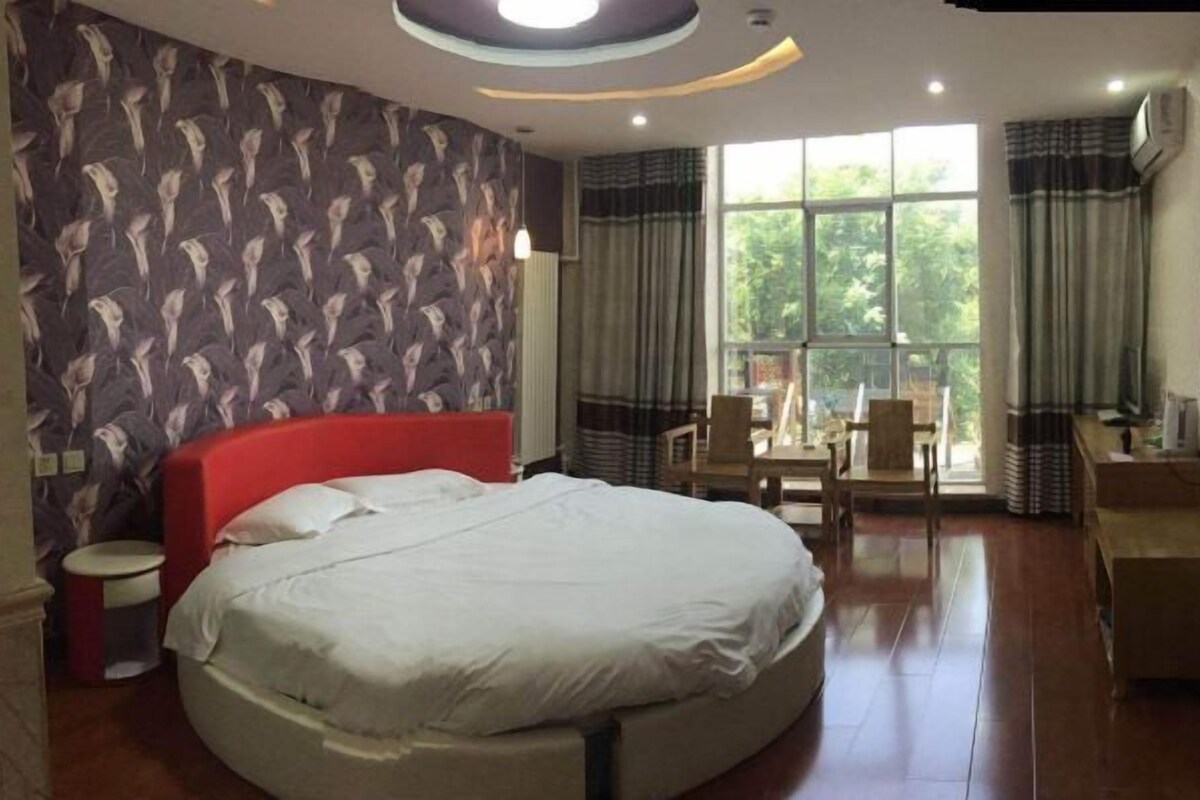 Romantic Round-bed Room