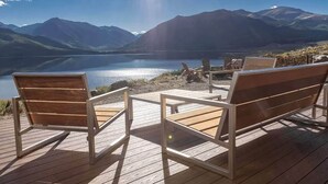 Terrace/patio - 4 BR Luxury Lakefront Cabin w/ Mtn Views (Lake County)