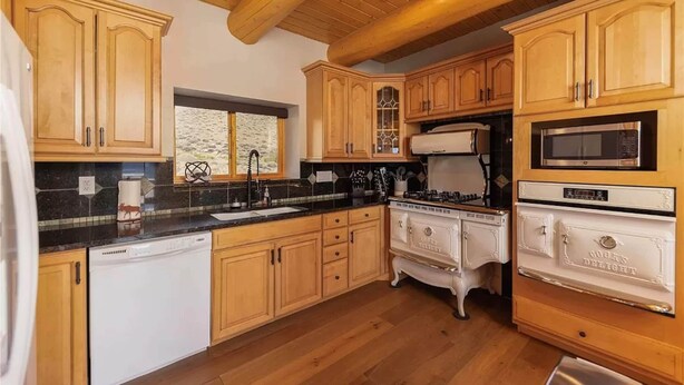 Coffee/tea maker, fridge, microwave, oven - 4 BR Luxury Lakefront Cabin w/ Mtn Views (Lake County)