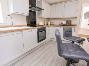 Cottage | Privékeuken | Een vaatwasser, kookgerei, borden en bestek