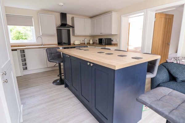 Cottage | Private kitchen | Fridge, microwave, dishwasher, toaster
