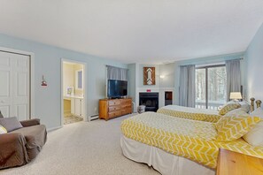 2 bedrooms, iron/ironing board, internet, bed sheets - Spacious condo with mountain view, fireplace, a/c, walk to Lake Pinneo (Quechee)