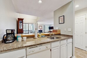 Interior - Spacious condo with mountain view, fireplace, a/c, walk to Lake Pinneo (Quechee)