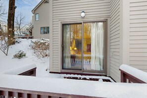 Terrace/patio - Spacious condo with mountain view, fireplace, a/c, walk to Lake Pinneo (Quechee)