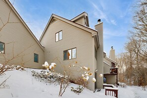 Exterior - Spacious condo with mountain view, fireplace, a/c, walk to Lake Pinneo (Quechee)