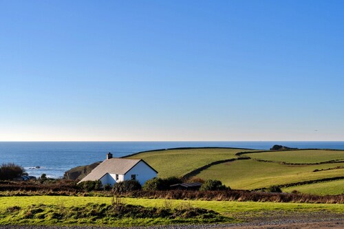 Beautifully Spacious Holiday Home in the Picturesque Village of Lizard,