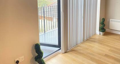 Charming Beckenham Apartment With Private Balcony