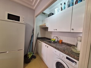 Køleskab, mikrobølgeovn, kogeplade, kaffe-/temaskine