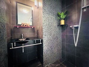 Een haardroger, handdoeken, zeep, shampoo