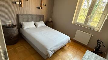 8 bedrooms, WiFi, bed sheets
