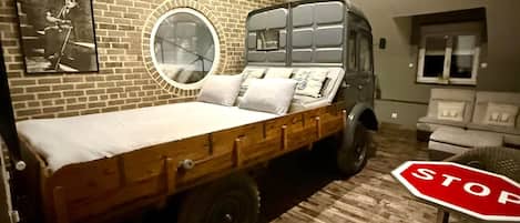 8 bedrooms, WiFi, bed sheets
