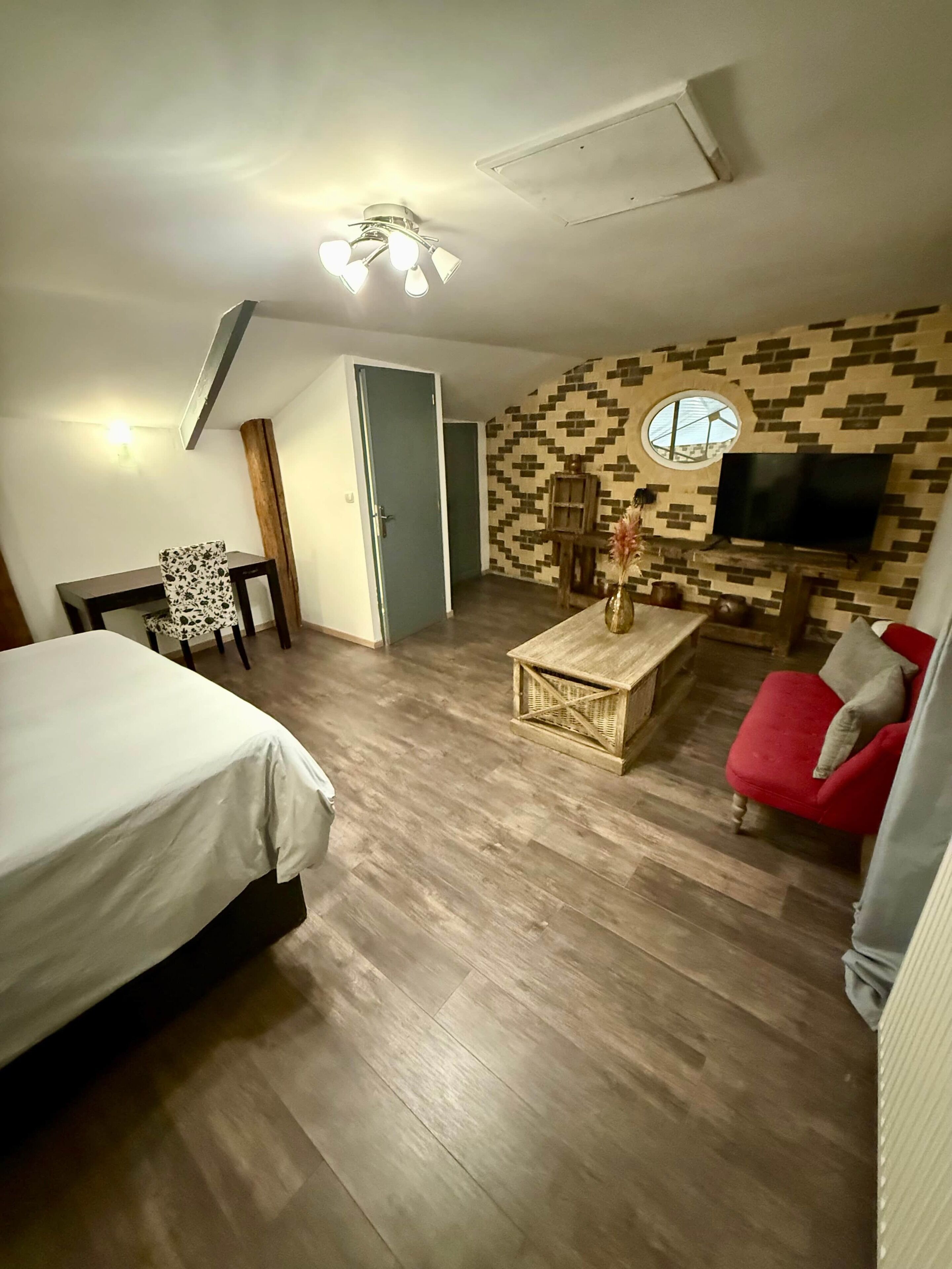 8 chambres, Wi-Fi, draps fournis