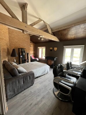 8 bedrooms, WiFi, bed sheets