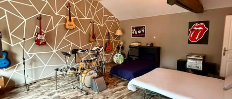 8 bedrooms, WiFi, bed sheets