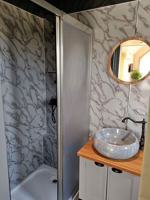 Cottage | Bathroom - Cottage in Devon Near Dartmoor & Beaches (Newton Abbot)