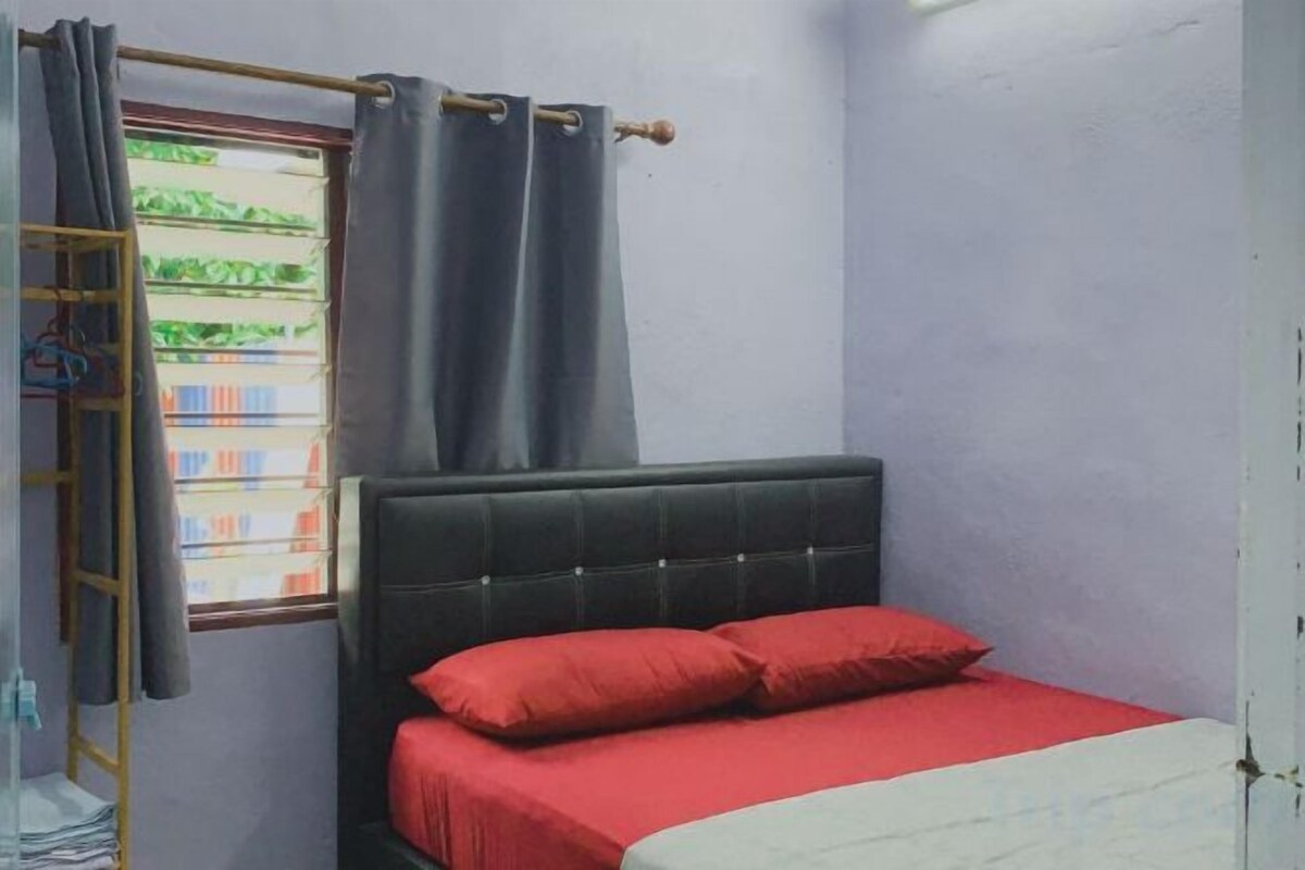 Desk, WiFi (free), bed sheets